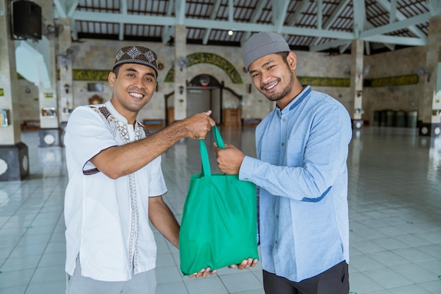 Cara Mengelola Zakat untuk Kesejahteraan Umat di Masjid zakat kesejahteraan umat masjid
