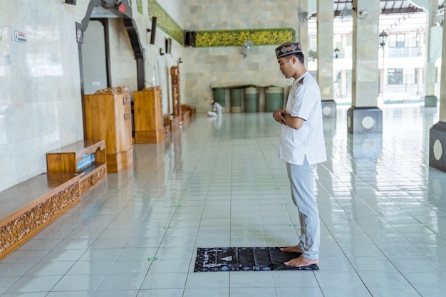 Cara Menjaga Kebersihan Lampu Masjid dengan Mudah menjaga kebersihan lampu masjid