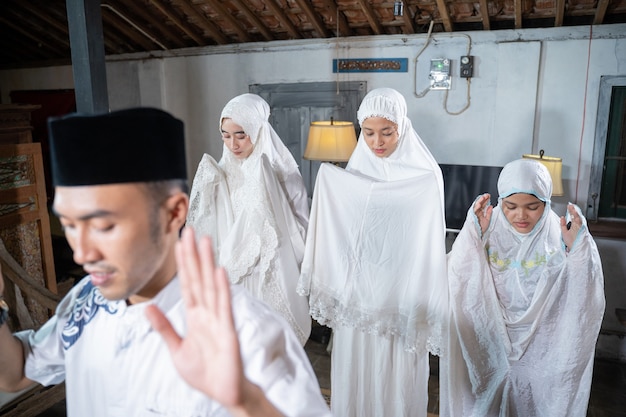 Menghadapi Masalah Pengurus Masjid yang Kurang Otoritas dkm.or.id Cek SKK Konstruksi LPJK BNSP