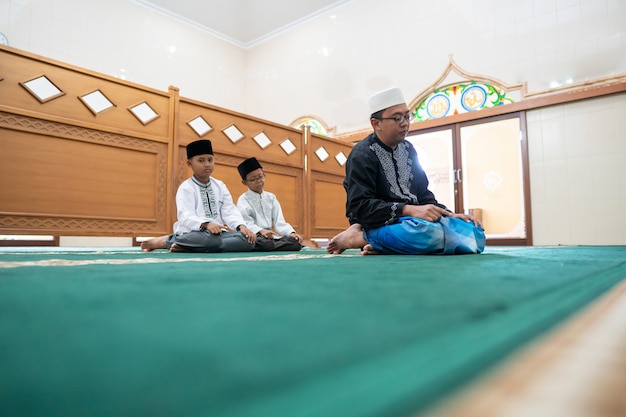 Rahasia Menjaga Kebersihan dan Kerapihan Ruang Sholat Masjid kebersihan ruang sholat masjid