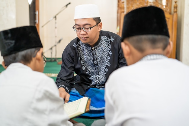 Strategi Menjaga Kebersihan dan Kerapihan Ruang Sholat di Organisasi Masjid kebersihan ruang sholat masjid