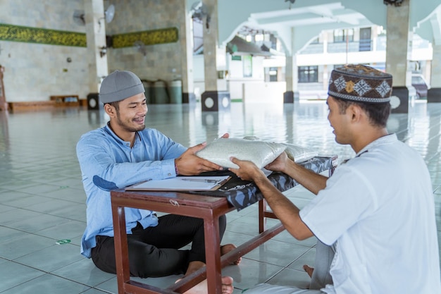 Tips Mengelola Dana Zakat dengan Efektif dan Efisien di Masjid dana zakat efektif efisien masjid