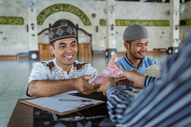 Tips Mengelola Dana Zakat dengan Manajemen Profesional di Masjid manajemen dana zakat masjid